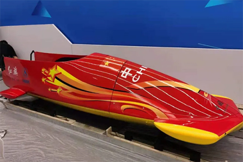 北京冬奥会第一代雪车，碳/玻纤维复材制成
